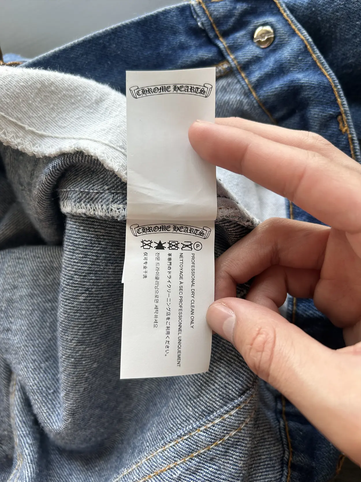 Classic Levi’s Patched Jeans - Image 5